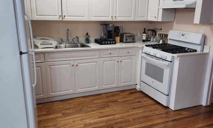 East New York Casa | Modern Grey Spacious4Bed with Free Wine