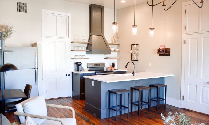 Council Grove Apartamento | Modern, Historic Downtown Loft