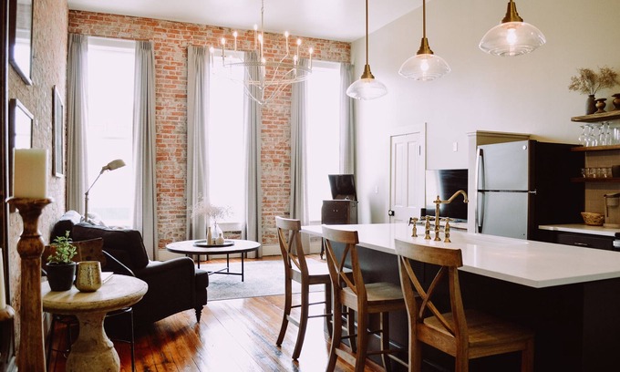 Council Grove Apartamento | Modern, Historic Loft Overlooking Downtown