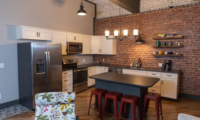 Erwin Casa | Loft moderno / histórico en la calle principal (B)