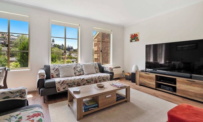 West Hobart Casa | Modern Hobart Townhouse with Parking 2 Bed 2 Bath