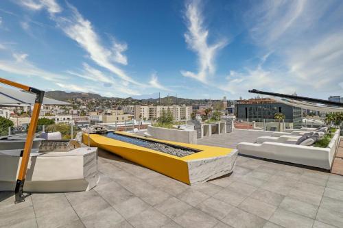 Hollywood Apartamento | Modern Hollywood Walk of Fame Apts- Free Parking, 360 Rooftop, Pool, Gym- Centrally located