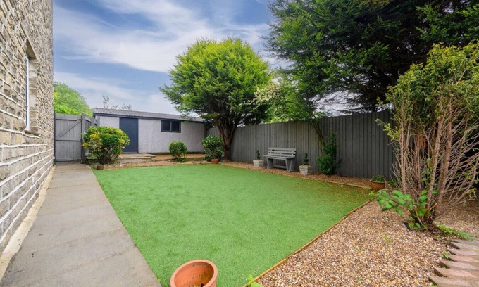 Briercliffe Casa | Modern Home: Heart Of Harle Syke