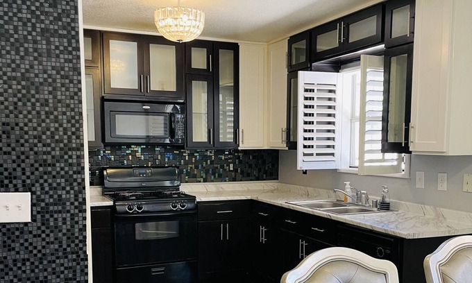 Biggs Field Casa | Modern Home in the Horizon Golf Course Area