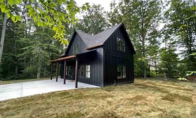 Russell Springs Casa | Modern Home in Russell Springs