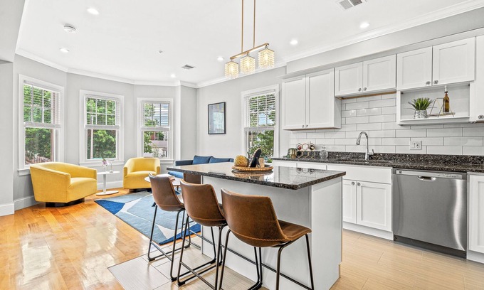 Dorchester Casa | Modern home-like 3BR2BA Retreat/Minutes to T