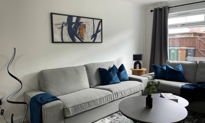 Livingston Casa | Modern Home Near To Airport | Free Parking & WIFI