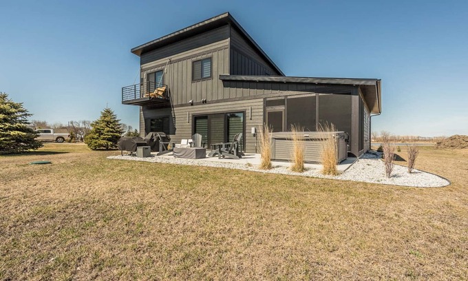 Arlington Cabina | Modern home on Lake Albert with hot tub