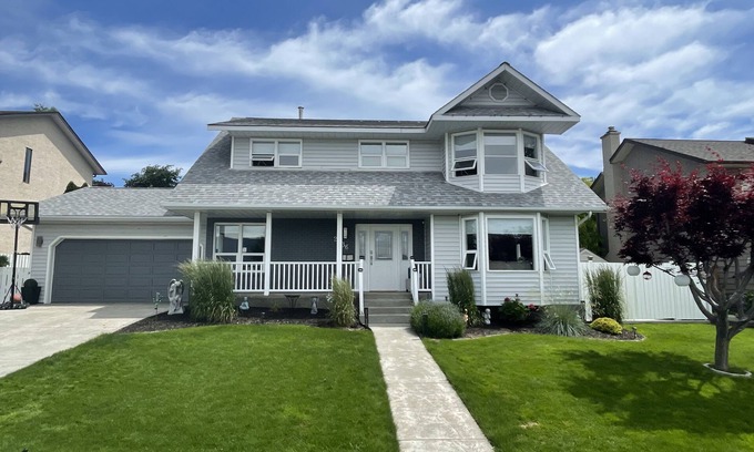 Okanagan-Similkameen Casa | Modern home w/Pool, outdoor kitchen & Putting Green.