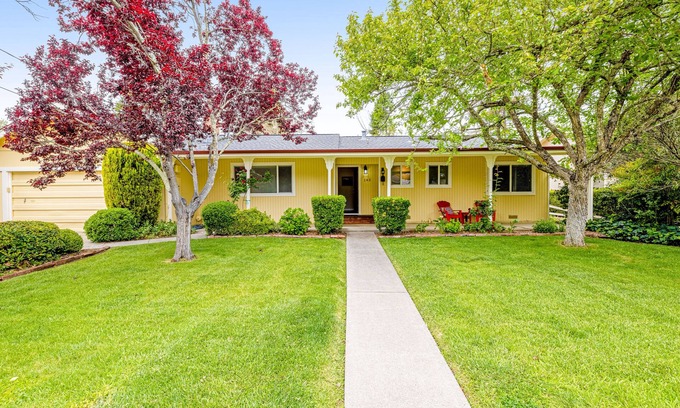 Kenwood Casa | Modern home with enclosed yard, central AC & washer/dryer - near wineries