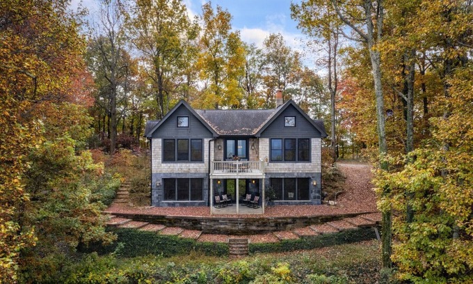 Lynn Casa | Modern Home with Mountain Views, Hot tub, Pool Table, and Gourmet Kitchen.