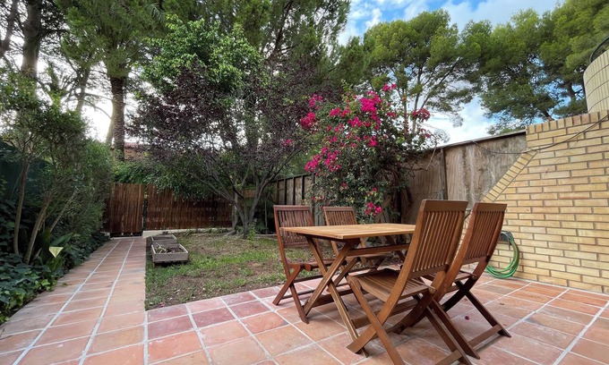 Godella Casa | MODERN HOUSE, GARDEN AND POOL, IDEAL FOR FAMILIES