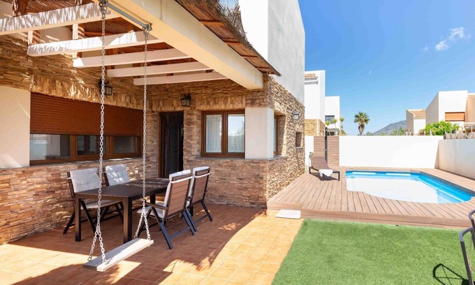 Durcal Cabaña | Casa moderna con piscina, jardín, vistas a la montaña y barbacoa