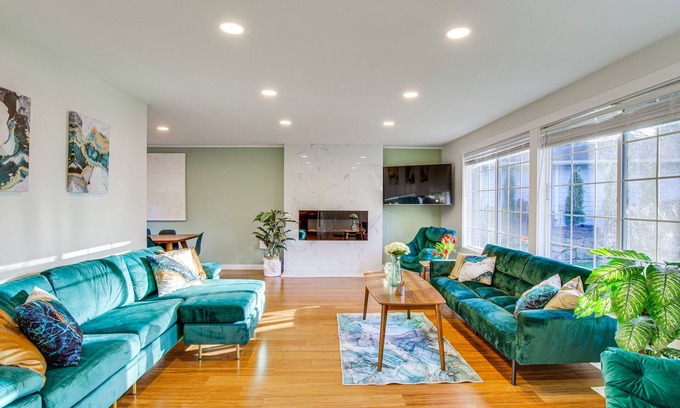 Kingsgate Casa | Modern Kirkland Home w/ Sauna & Outdoor Fireplace