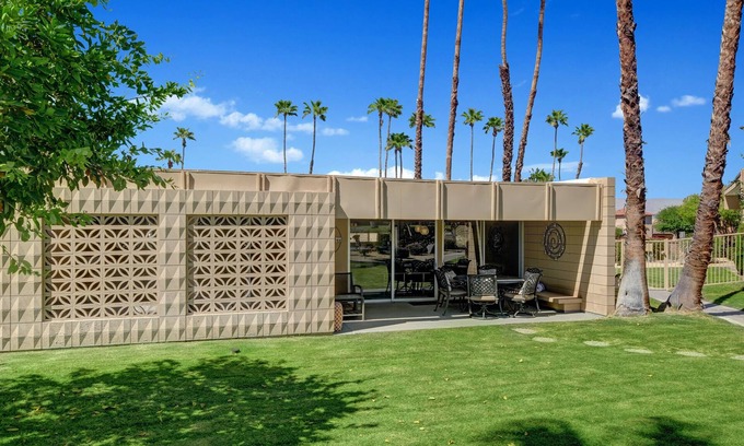 Palm Desert Condominio | Modern Krisel Retreat with Mountain Views