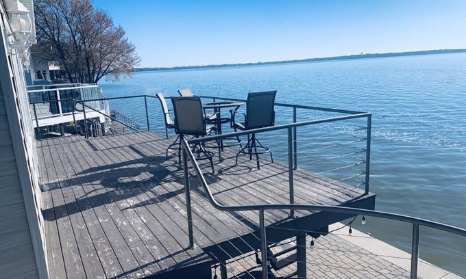 Clear Lake Casa | Modern lakefront 3BD/3BR house breathtaking views