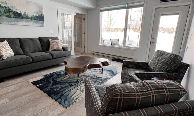 Solon Springs Apartamento | Modern Lakeside Condo: Scenic Views & Abundant Amenities Await