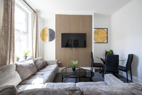 Liverpool Casa | Modern Liverpool Retreat - 4BR Home Near City & Stadiums