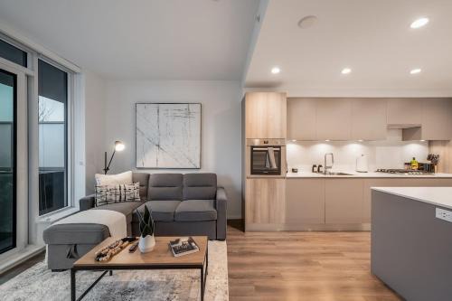 Burnaby Apartamento | Modern Lougheed Condo with Gym and Balcony near Skytrain