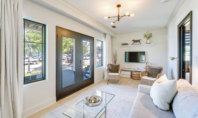 Ludington Condominio | Modern Ludington Condo Across From the Lake!