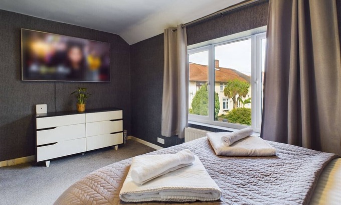 Becontree Casa | Modern Luxe 3BR House - Private Garden - Air Hockey