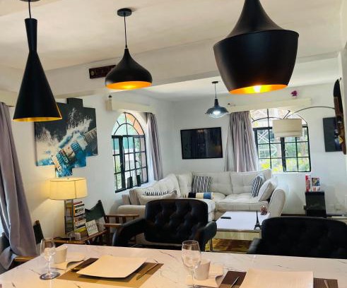 Langata Apartamento | Modern Luxe Apartment with King Bed in Karen