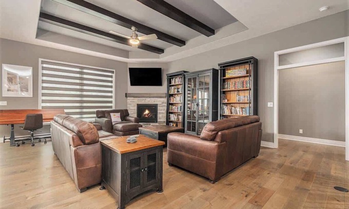 Omaha Casa | Modern Luxurious Living Omahas best w/ King Bed