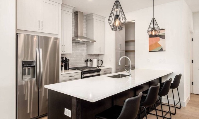 Near East Columbus Casa | Modern Luxury 4BR/3.5BA Oasis in Historic Old Town East PD