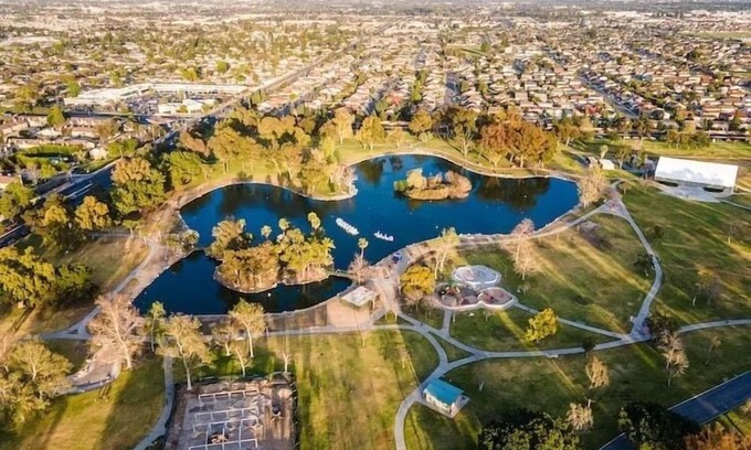 Fountain Valley Casa | Modern Luxury steps to Mile Square Park, 10 guest