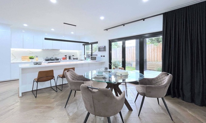 Ringwood Casa | Modern Luxury Townhouse SmartTV *GarageParking