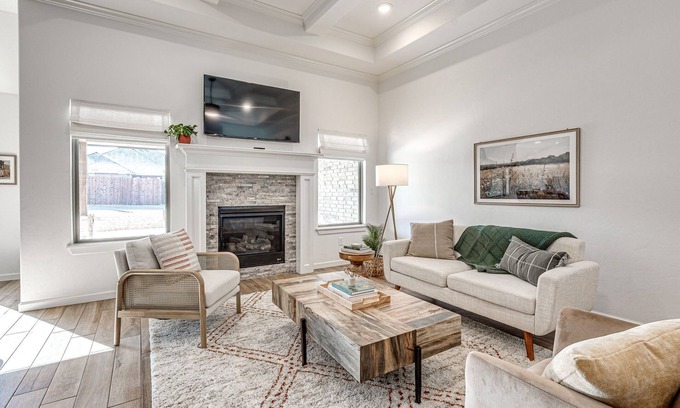 Edmond Casa | Modern Marvel in West Edmond: Luxury Living Redefined!