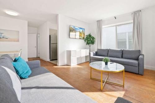 North Beach Apartamento | Modern Miami Beach Apt King & Sofa Bed Comfort