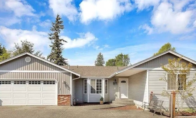 Burlington Casa | Modern Minimalist Home 4BR 5 Beds, AC Comfort & Wifi