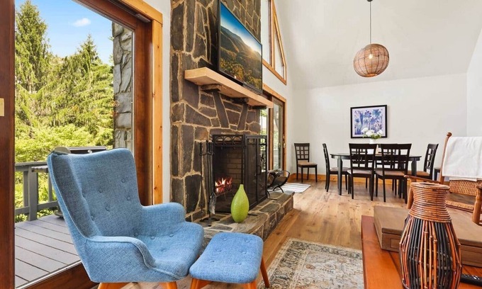 Warrensville Casa | Modern Mountain Escape, Modern Mountain Escape 10 minutes to West Jefferson.