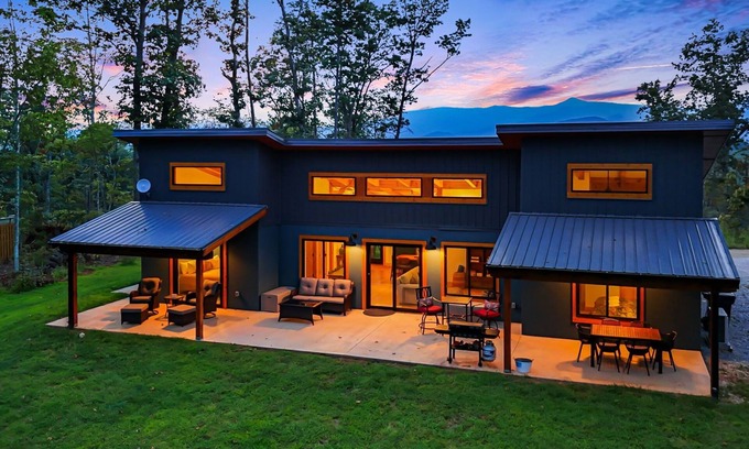 Old Fort Casa | Modern Mountain Home w/ Hot Tub, Panoramic Views + Biltmore Pass Included