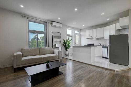 Cote-Des-Neiges—Notre-Dame-De-Grace Apartamento | Modern MTL Getaway A Sleek NDG Escape