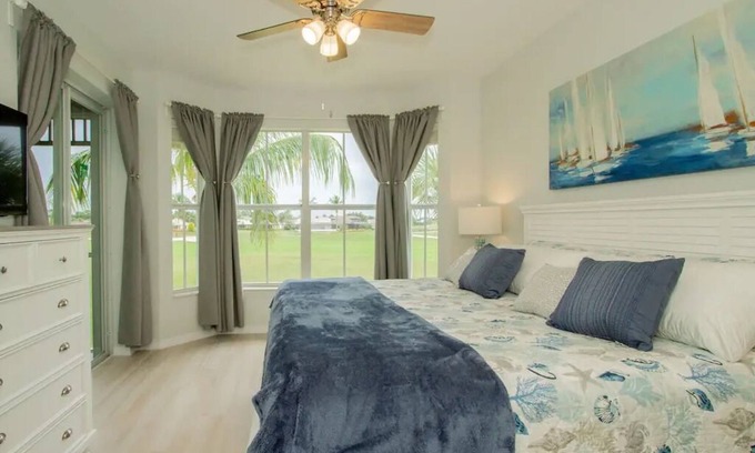 Naples Apartamento | Elegante condominio de resort actualizado: excelente ubicación, piscina, tenis y gimnasio. Rondas de golf gratis!