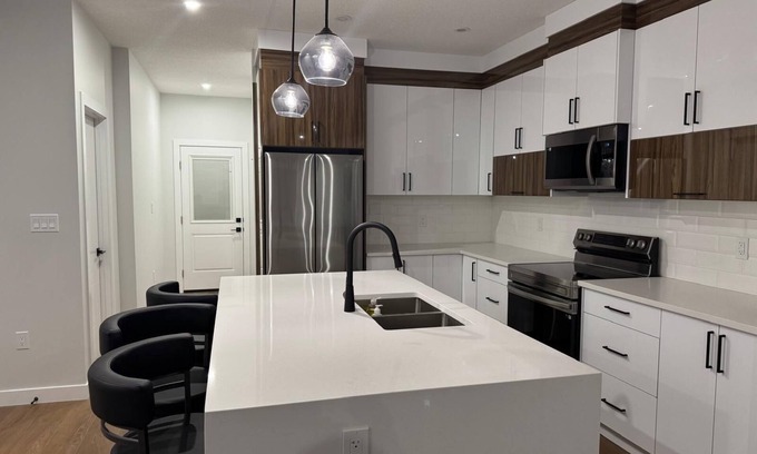 Northeast Edmonton Casa | Modern n’ cozy 4 Bedroom 3 full bath home