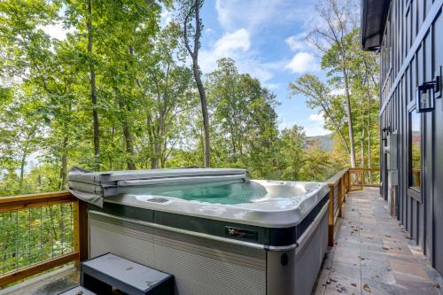 Nellysford Casa | Modern Nellysford Getaway with View Deck and Fire Pit