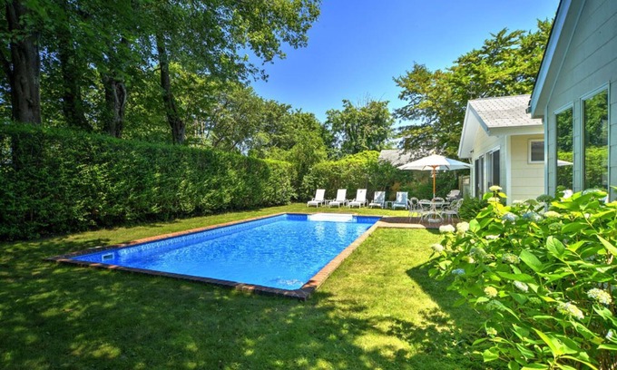 Village of East Hampton Casa | Cocina moderna, nueva, piscina climatizada! Camina a todo en East Hampton Village!