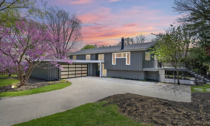 Champaign Casa | Modern on Monterey, 5 mins from Memorial Stadium.