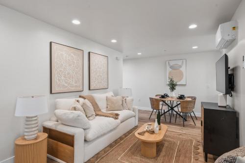 Lincoln Acres Apartamento | Modern Organic Retreat - New 2 Bed 2 Bath - Close to Beaches & Downtown