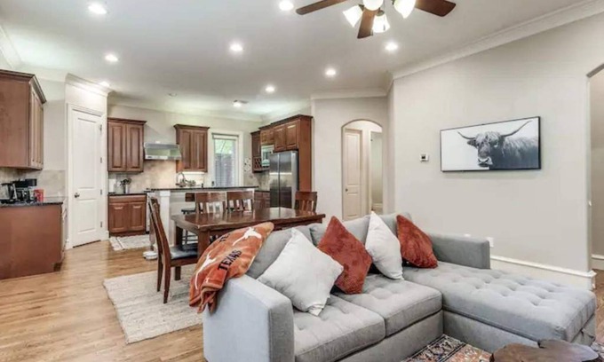 Knox - Henderson Casa | Modern & Pet-friendly Haven by Downtown Dallas & Greenville!