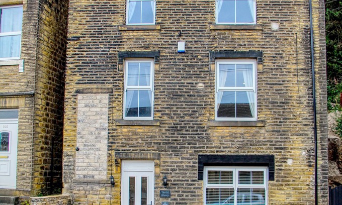 Huddersfield Casa | Modern property - great location with parking