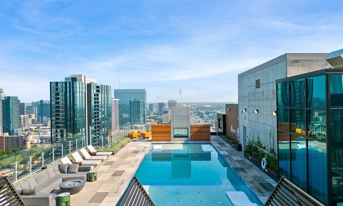 Rainey Street Historic District Condominio | Modern Rainey St Oasis with Pool & Views