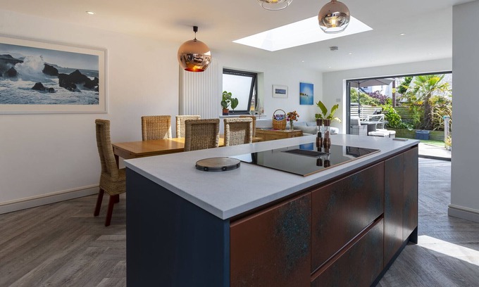 Bude Casa | Amplia casa familiar con puertas plegables que conducen a un tranquilo jardín orientado al sur