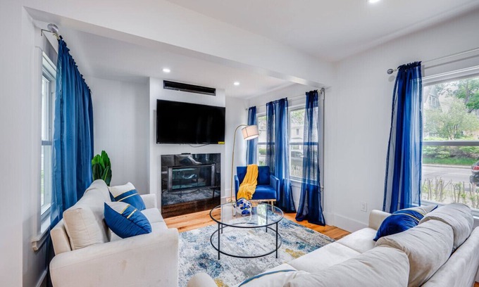 Milton Casa | Modern Red Door Haven +5mins to Boston public transportation, FREE Parking!!