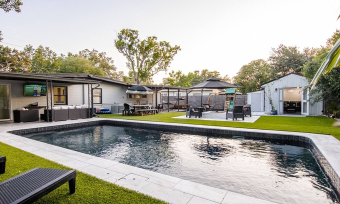 Dover Shores West Casa | Modern Relaxing Retreat w/ Pool, Fire pit, Game room