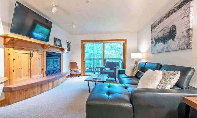 Driggs Condominio | Modern Remodel Top Level Corner Unit with Hot Tubs