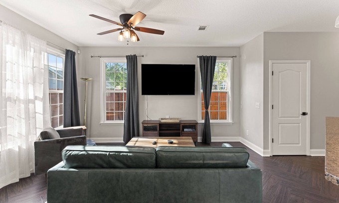 Brunswick Casa | Modern Retreat - Pet Friendly